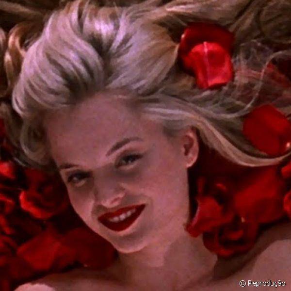 Toda a sedução da personagem Angela, de Beleza Americana, está simbolizada no batom vermelho de mesmo tom das pétalas de rosa